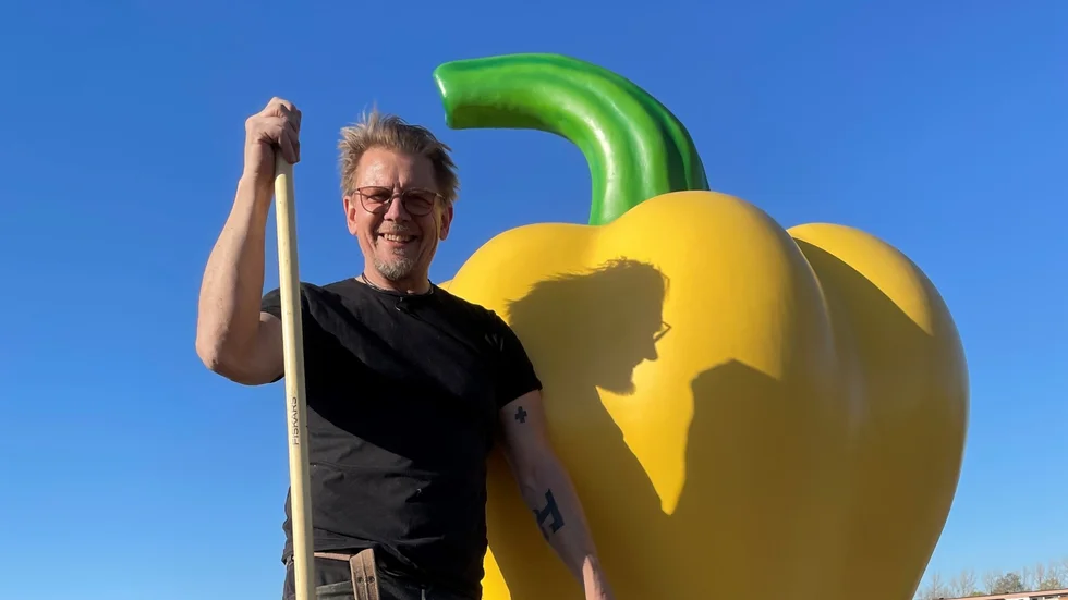 "Den är väldigt gul mot den blåa himlen. Det är superfint" säger konstnären Johan Ferner Ström om sin paprika.