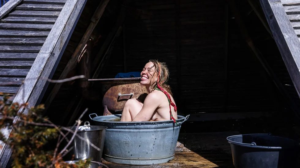 Anna badar i den lilla zinkbaljan efter ett dopp.