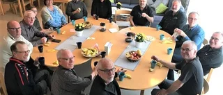 100-årsjubileum • En kvinna håller ordning på männen – men varför sitter de i ring och fikar?