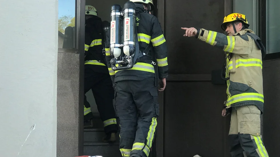 Här var brandmän på väg in i fastigheten. 