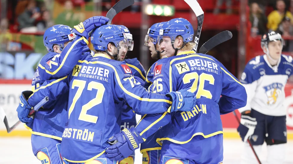 Svenskt jubel. Rasmus Dahlin, till höger, och Emil Bemström bland firande Tre Kronor-spelare efter ett av målen när Finland besegrades.