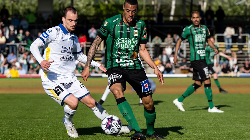 Adam Hellborg i en närkamp mot Varberg.