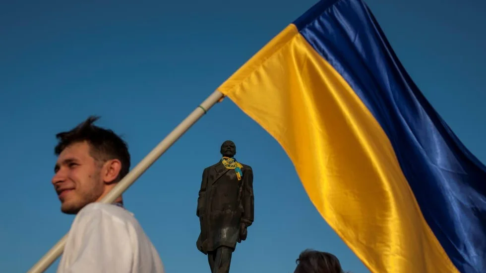 I söndagens tidigarelagda parlamentsval, på dagen femtio år efter månlandningen, ser Ukrainas president Volodymyr Zelenskij och hans parti Folkets tjänare ut att ha vunnit egen majoritet.
