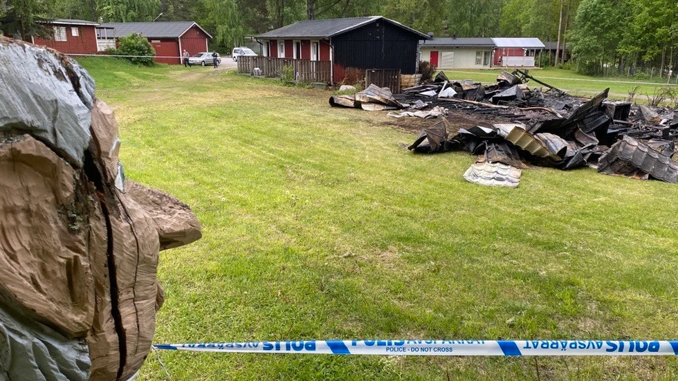En länga med fyra stugor brann ned till grunden natten till måndagen.