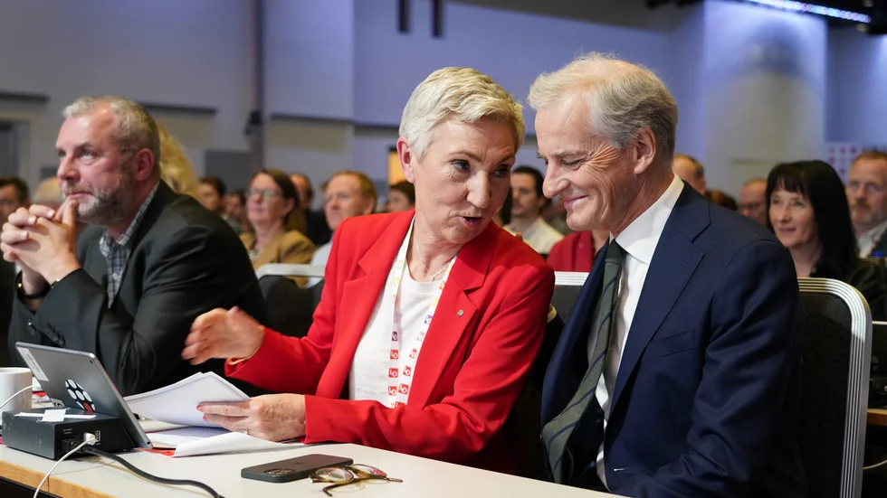 Statsminister Jonas Gahr Støre (Arbeiderpartiet) i samspråk med LO:s ordförande Peggy Hessen Følsvik på måndagens LO-kongress. Där uppmanade hon honom att släppa in vänsterpartiet SV i regeringen.
