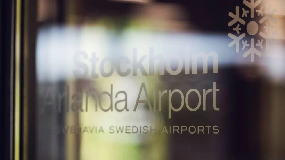Säkerhetsarbetet på Arlanda har återigen fått sig en ordentlig törn då det uppdagats att flera med kopplingar till kriminella nätverk varit anställda och haft känsliga arbetsuppgifter.