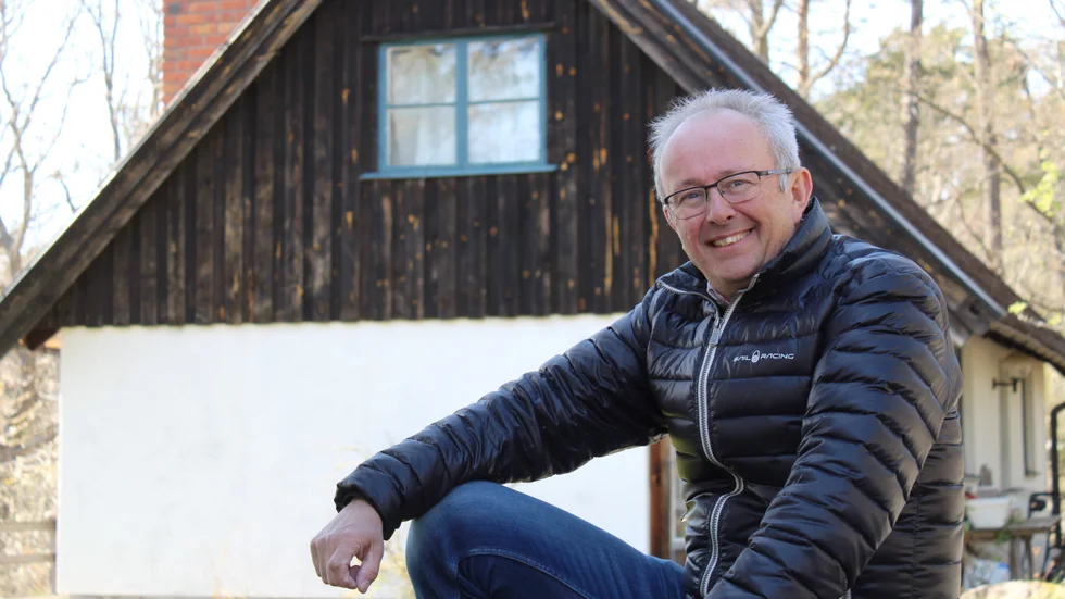 Pontus Lindblom framför huset hans föräldrar byggde på 1960-talet. Sedan barndomen har Björkö haft en speciell plats i hans hjärta. Nu har hans döttrar tagit över de vita husen, själv bor han lite längre bort. 
