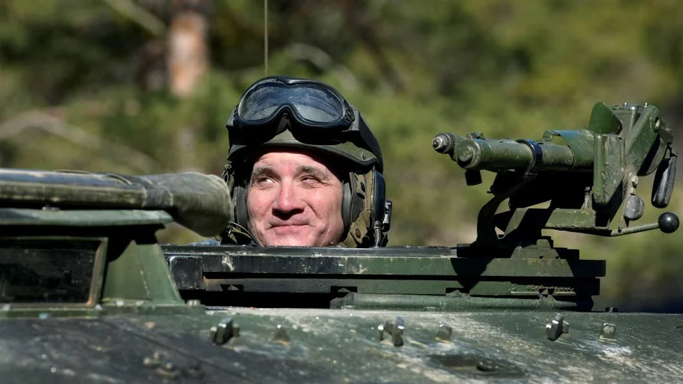 Statsminister Stefan Löfven får följa med i en stridsvagn på Tofta skjutfält. Använd försvarsmedlen till barn, gamla och sjuka istället skriver signaturen "Husarrest".