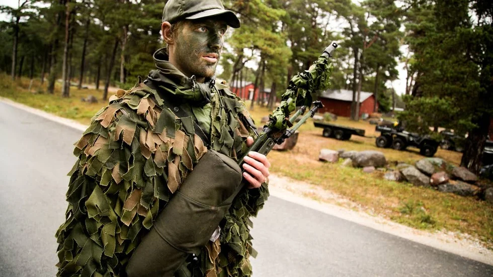 SKRÄMMANDE? Militärer i full utrustning kan upplevas som skrämmande anser insändarskribenten.