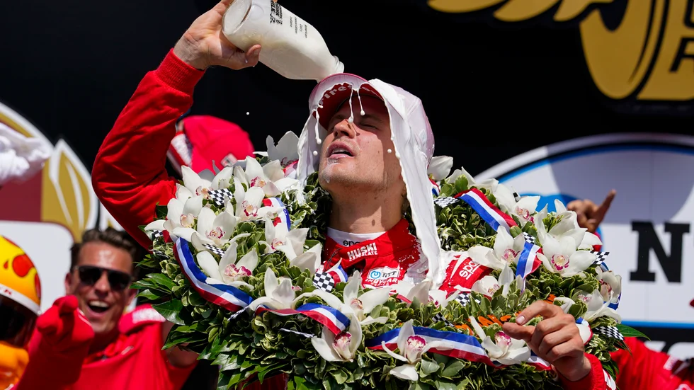 Marcus Ericsson häller den traditionsenliga segermjölken över sig.