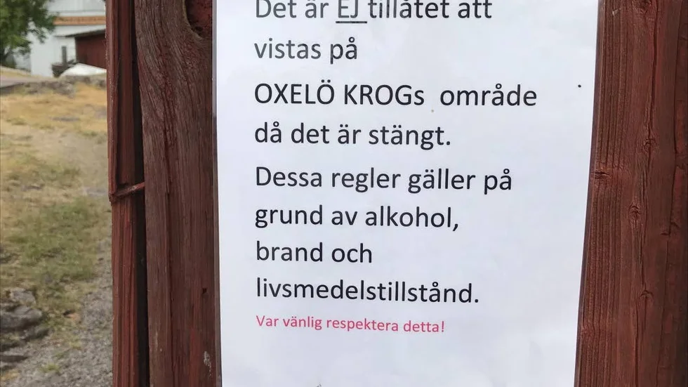 Mängder med skyltar möter besökarna till udden av gamla Oxelösund om att man inte får vistas där.