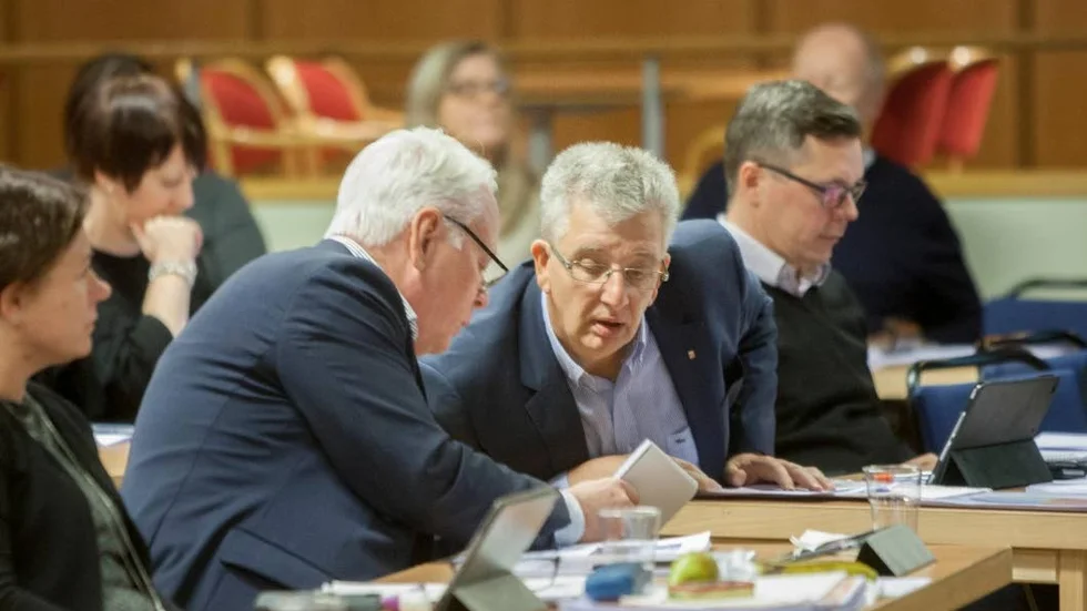 Göran Dahlström och Lars Härnström i samspråk i kommunfullmäktige.