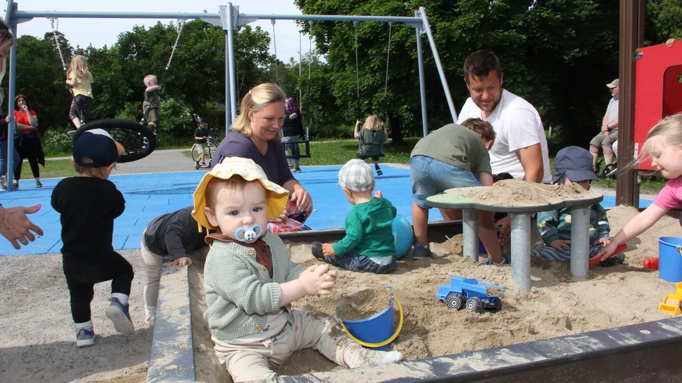Den nya lekplatsen Kornparken var full av barn under invigningsdagen. I förgrunden Frank Anell, 1 år, som leker i sandlådan med kompisarna från familjecentrum Öppna förskolan Nyckelpigan.