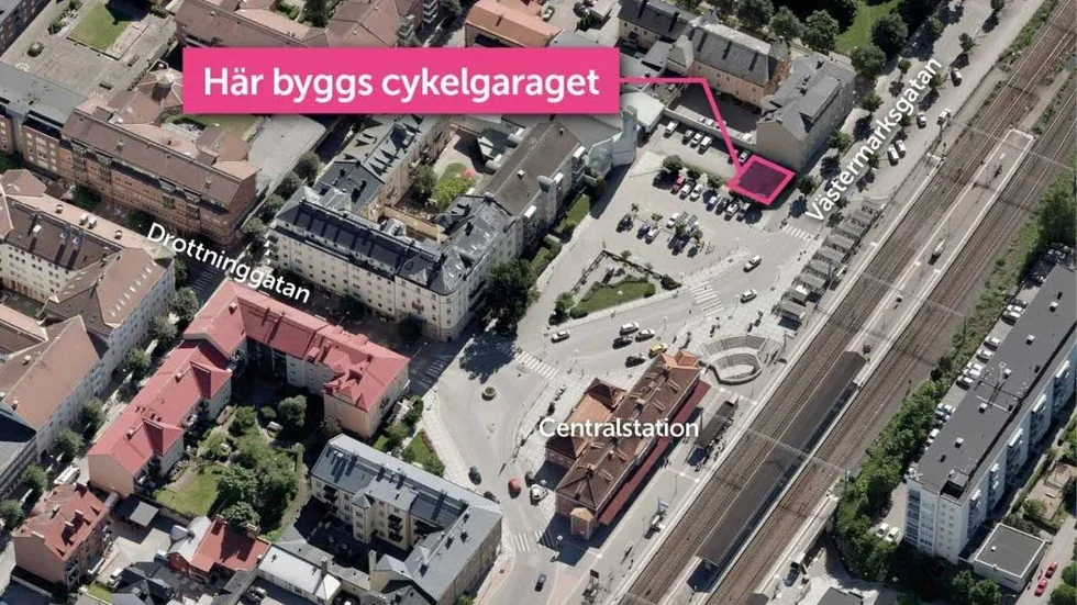 Nu bygger kommunen ett nytt cykelgarage vid tågstationen. Bygget beräknas vara klart i oktober.