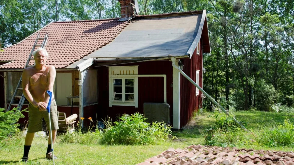 Med ett läckande tak, hoppas Greger på regnfria dagar framöver.
