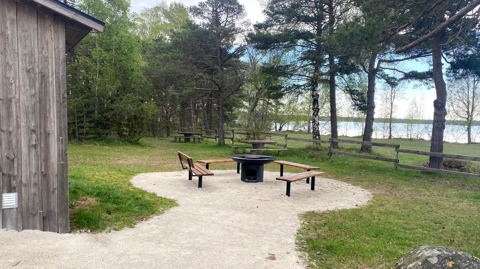 Grillplatsen vid Tingstäde träsk stod redo att möta mängder av badgäster i sommar. Nu är det tveksamt om Region Gotland hinner få fram en ny grill i tid.