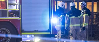 Flerfamiljshus i lågor i Strängnäs
