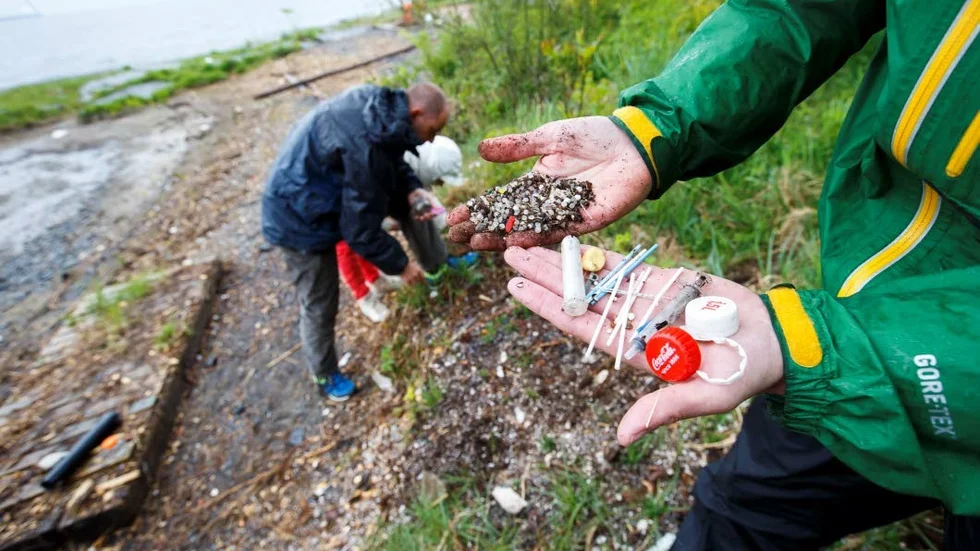Städning. Plast i stora högar på en norsk strand.