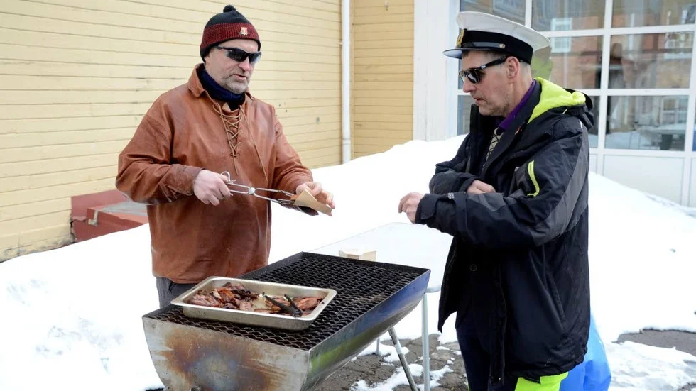 Korvgrillning. Karl-Erik Taivalsaari bjöd på korv.