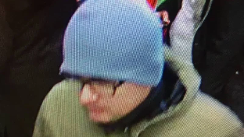 EFTERSÖKT. Känner du igen den här mannen? Polisen vädjar om tips på telefon 114 14.