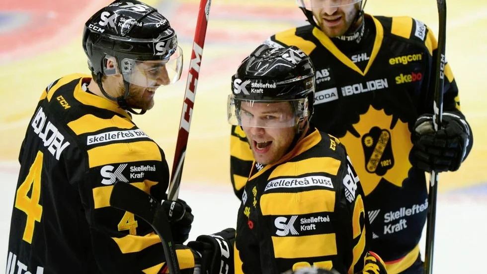 SKELLEFTEÅ 20170323
Skellefteås Mark Katic uppvaktas av Bud Holloway och Andrew Calof efter 3-0 målet i kvartsfinal fyra i bäst av sju mellan Skellefteå AIK och Frölunda HC i SM-slutspelet i i ishockey i Skellefteå Kraft Arena.
Foto Robert Granström / TT / kod 11104