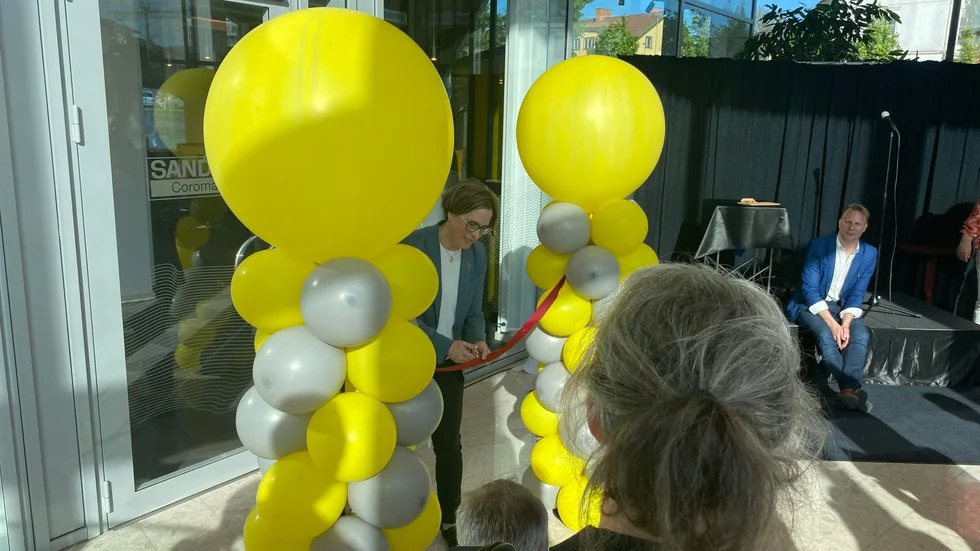 Sandvik Coromants vd Helen Blomqvist klipper banden och inviger nya lokalerna. 