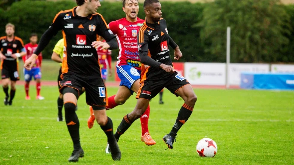 KORT HEMMASUCCÈ. Nyförvärvet Max-Charles Onambélé gjorde en stark hemmadebut från start med sitt tidiga 2–0-mål. Bara för att tvingas utgå. Men just hemmaplan för Marcus Nobell & co. har varit en succé den här säsongen med 28 av 30 poäng, när Gute nu jagar sitt eget poängrekord från i fjol.