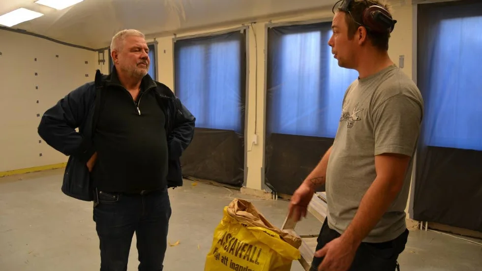 Conny Pettersson från regionens teknikförvaltning och Mattias Svartnäs, Ostkustens riv och sanering, diskuterar asbestsaneringen på Västerhejde skola.