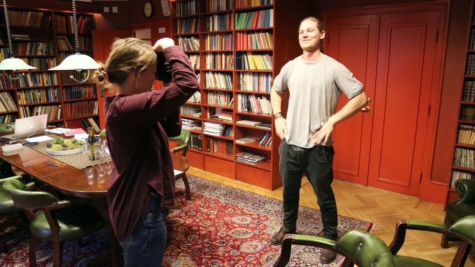 Tagning. Simon Swenson tar plats framför Sandra Fröbergs kamera.