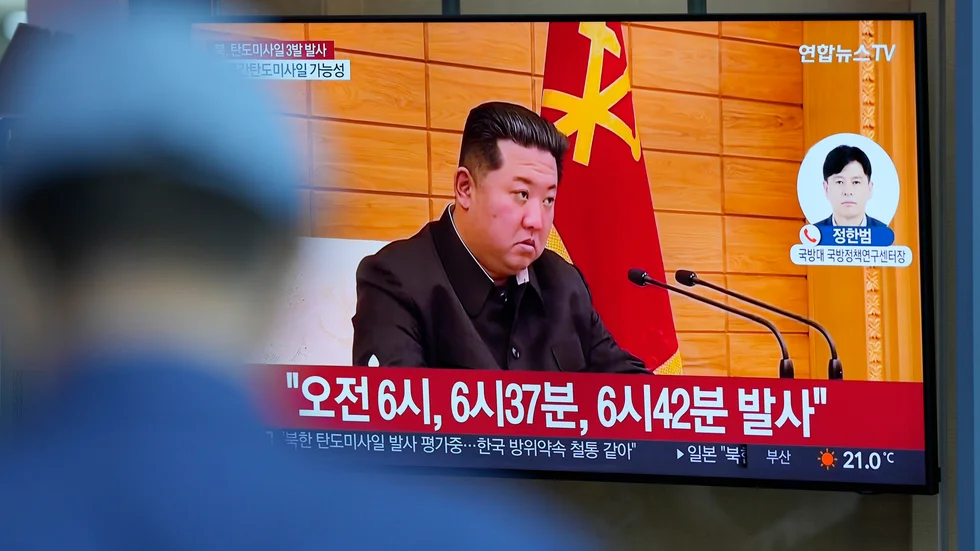 Nyhetsrapportering på en skärm på en tågstation i Seoul i Sydkorea om Nordkoreas senaste test på onsdagen.