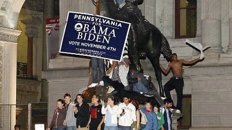 Anhängare till Barack Obama fyllde gatorna utanför Philadelphia City Hall  när det stod klart att han vunnit presidentvalet.    Foto: Tom Mihalek/scanpix
