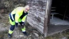 fallfärdig. Den här skolbusskuren vid vägen mellan Visby och Bro är en av dem som inte är tillräckligt bra förankrade, kan Ulf Gandborg konstatera. - Den sitter bara med en fransk skruv i ett hörn, och kommer vinden rakt in i kuren håller det inte, säger han.