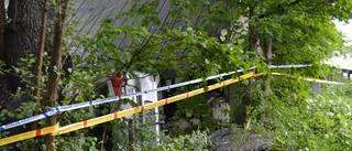 Personbil körde in i hus: "Bilen rejält krockad"