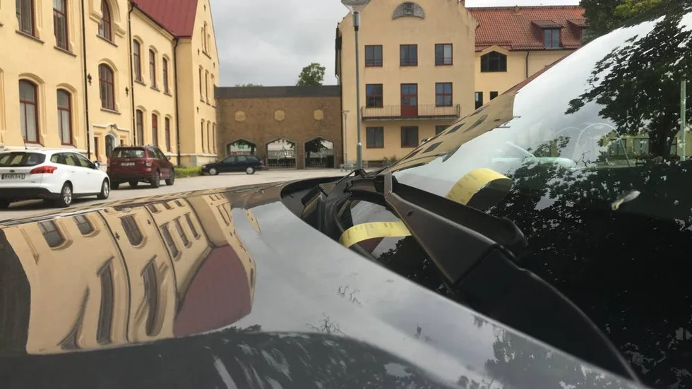 Utan förvarning dök två parkeringsvakter upp utanför Island Games högkvarter på Solbergaskolan i går och lappade bilar. 600 kronor var blev notan.