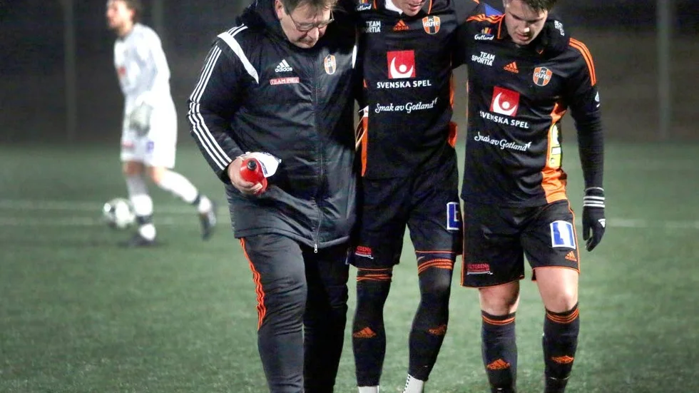 Jagar ersättare. Sebastian Starkenberg är borta en längre tid. Nu testar man en kanadensisk back som eventuellt kan vikariera i mittlåset.