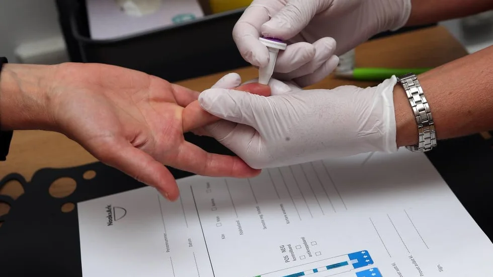En person testar sig för hiv.