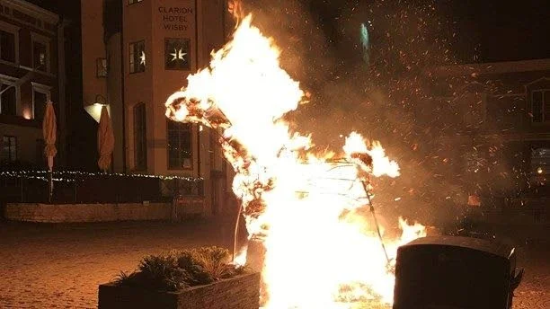 Halmbocken på Donners plats brann under natten till tisdagen.