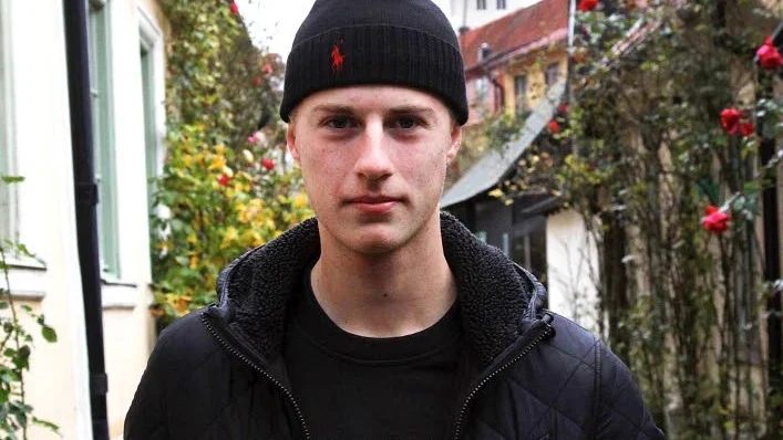 Tillbaka på hemmaplan. Mitt i höstrusket passade Niklas Shwenkér Fröjdholm på att beöska sin gamla hemö.