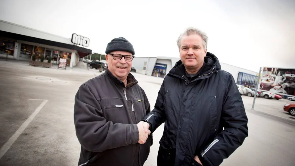 Ulf Liljeborg, t.v, har sålt två fastigheter på Skarphäll till Ove Jonasson, t.h.