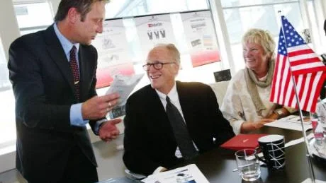 Vd Jens Leveau i samspråk med ambassadör Michael Wood och landshövding Marianne Samuelsson. Foto: KRISTER NORDIN