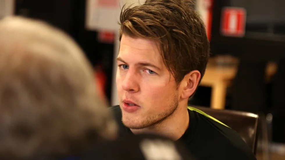 Tillbaka. Visby Romas Emil Wahlberg visar upp sin underarm som träffades av en skridsko och skar upp ett djupt jack i premiären i september. I helgen gjorde forwarden comeback på isen.