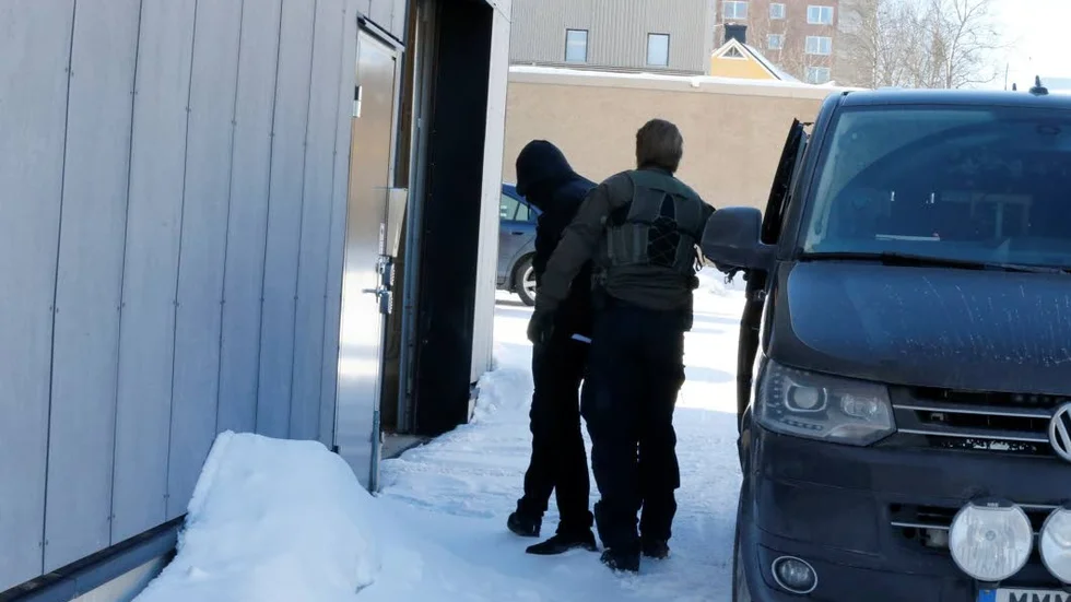 Kunde fortsätta. Redan 2015 fanns uppgifter om att det pågick människohandel i Arjeplog. På bilden förs en av de misstänkta in bakvägen till förhandlingen Luleå tingsrätt, som genomfördes på torsdagen.