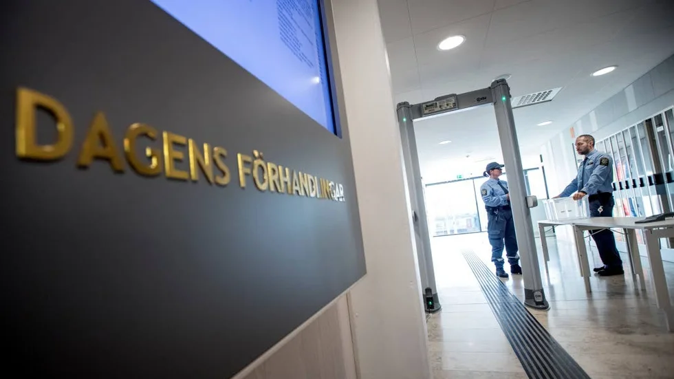Häktad. Luleå tingsrätt förklarade på fredagen den 19-årige mannen häktad på sannolika skäl misstänkt för synnerligen grov misshandel. En kvinna i samma ålder jagas av polisen.