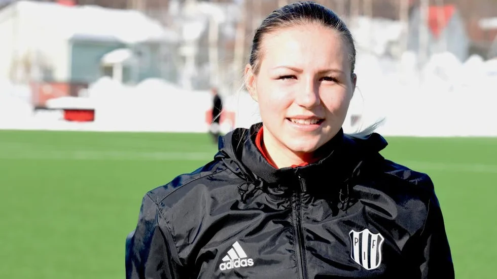 Selina Henrikssons knäskada gjorde så hon missade mötet med Djurgården i hennes tidigare hemstad Kiruna. 