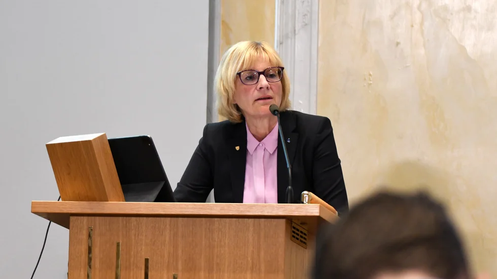 Åsa Wennergren (L) är märkbart upprörd över att vuxenutbildningen från och med årsskiftet inte längre tillhör bildningsnämnden. Det handlar om utbildning och inte jobb i första hand, säger hon.
