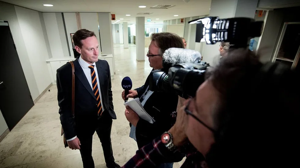 "Ska ogillas". Samtliga män i den stora jakthärvan vill att hovrätten ogillar åtalspunkterna från Åse Schoultz eller i vart fall sätter ner straffen. På bilden intervjuas advokat Jonas Westerlund, som försvarar Robert Edelbro.
