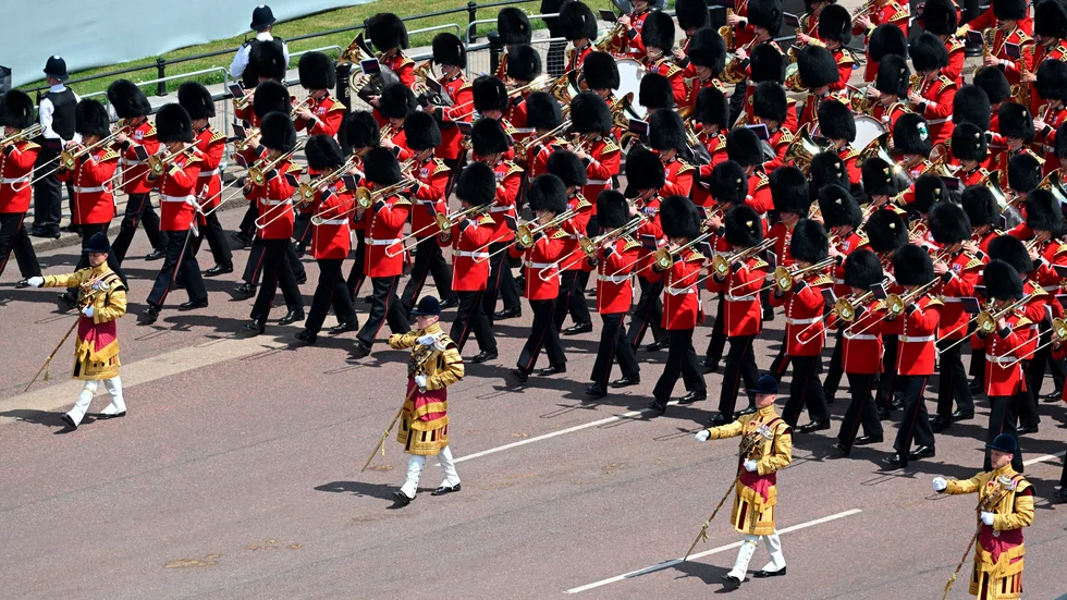 Medlemmar i Household Division Foot Guards marscherar framför Buckingham Palace under torsdagens firande.