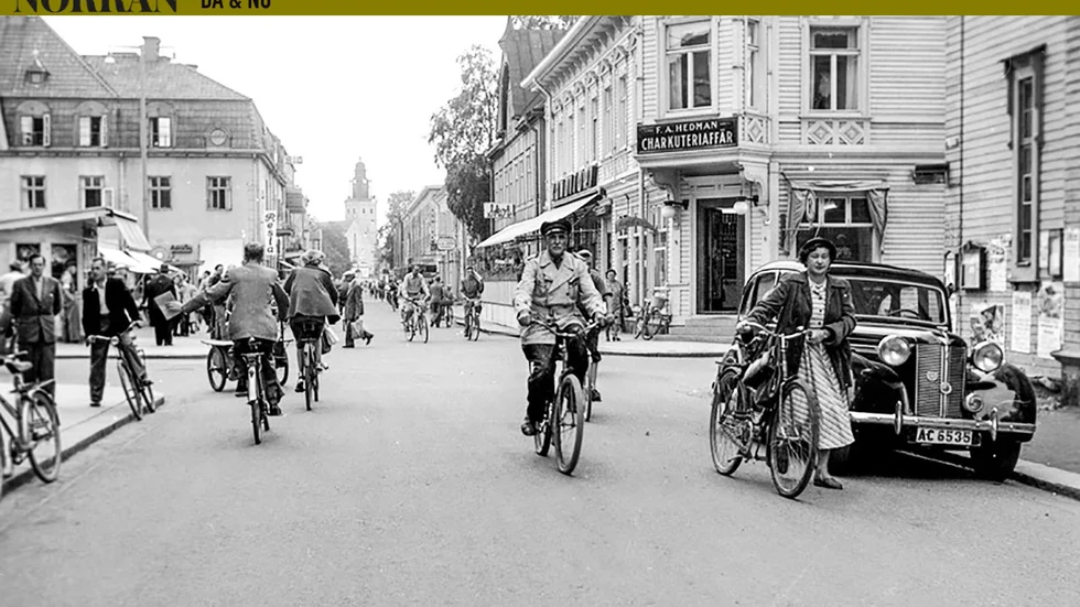 Korsningen Trädgårdsgatan/Nygatan i augusti 1951 sjuder verkligen av liv. Med bilar och cyklar som samsas med att folk.