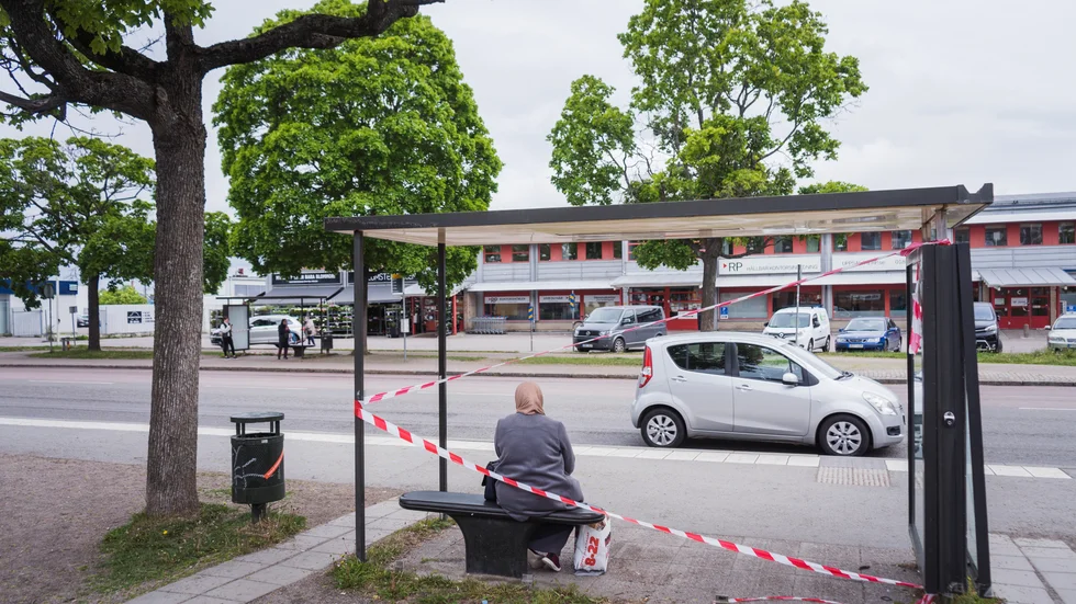 Glasrutor och reklam är redan borta. Vecka 23 ska resten av möblemanget försvinna, även bänkarna.