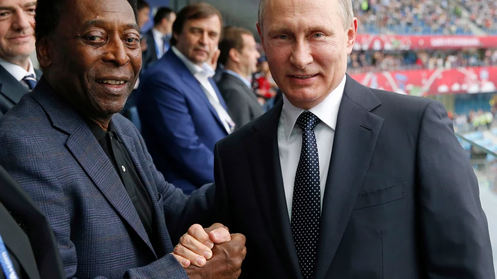 Den brasilianske fotbollslegendaren Pelé träffade Rysslands president Vladimir Putin i S:t Petersburg 2017. Arkivbild.